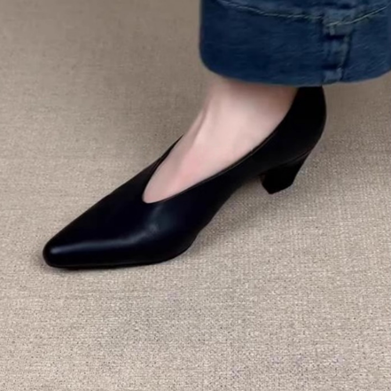 Home Office Makeover - Sepatu Hak Tebal Ujung Lancip Wanita